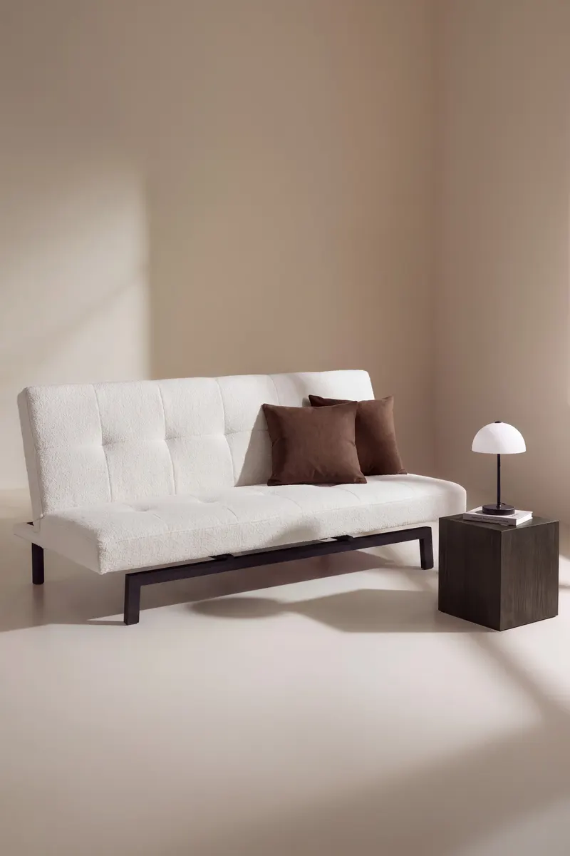 Bodil Schlafsofa ohne Armlehnen in Weiß, Gestell Schwarz, Polyester-Teddystoff, im Wohnraum, Ansicht 1