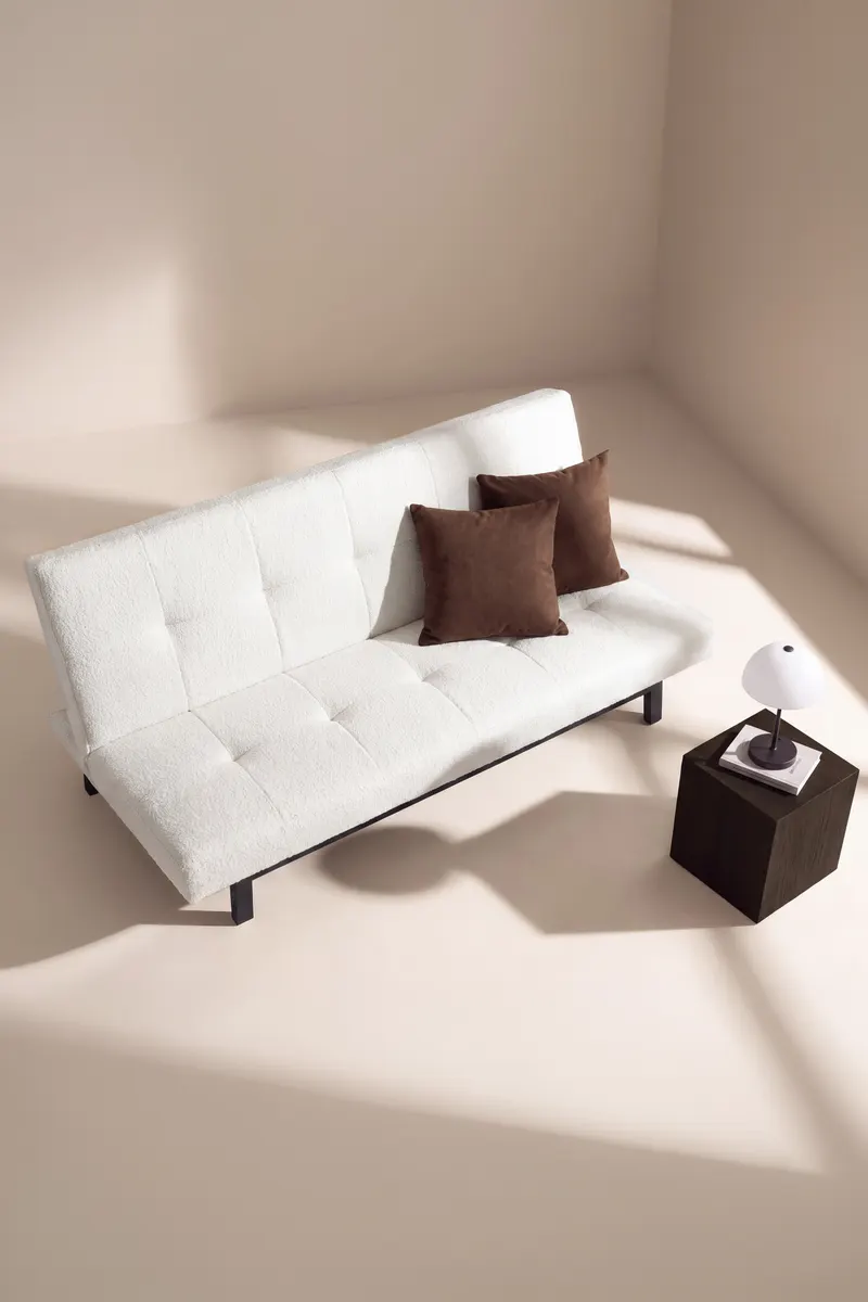 Bodil Schlafsofa ohne Armlehnen in Weiß, Gestell Schwarz, Polyester-Teddystoff, im Wohnraum, Ansicht 2