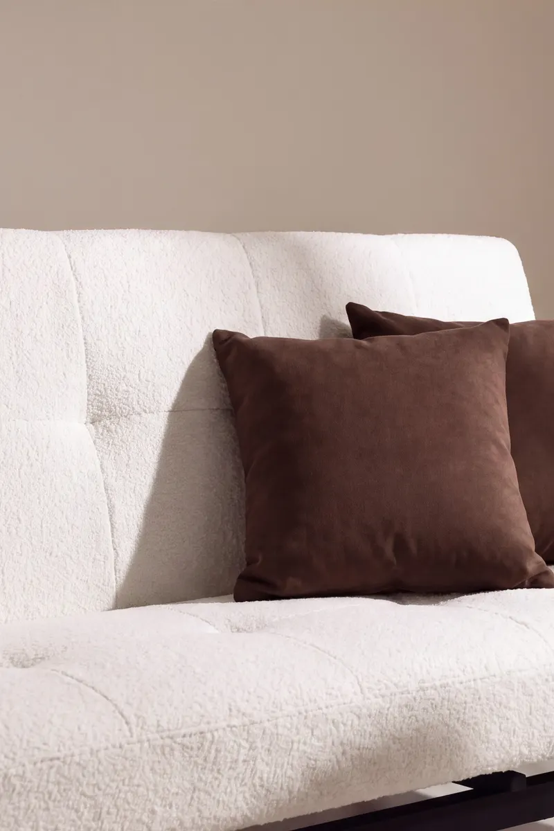 Bodil Schlafsofa ohne Armlehnen in Weiß, Gestell Schwarz, Polyester-Teddystoff, im Wohnraum, Ansicht 4
