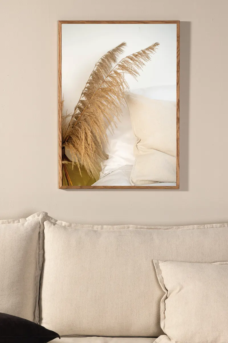 Bohemian Poster mit fedrigen Gräserwedeln vor hellen Stoffen in 40 × 30 cm, im Wohnraum, Ansicht 1