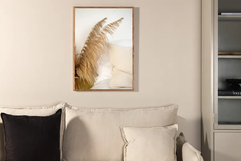 Bohemian Poster mit fedrigen Gräserwedeln vor hellen Stoffen in 70 × 50 cm, im Wohnraum, Ansicht 2