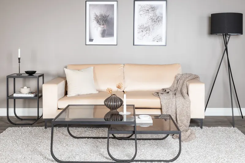 Bolero 3er Sofa mit breiten Armlehnen in Beige, Gestell Schwarz, Polyester-Samt, im Wohnraum, Ansicht 1