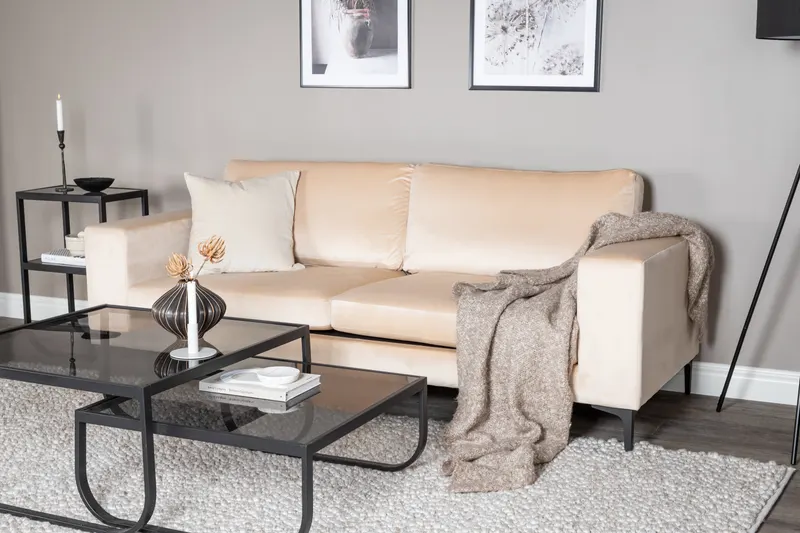 Bolero 3er Sofa mit breiten Armlehnen in Beige, Gestell Schwarz, Polyester-Samt, im Wohnraum, Ansicht 2