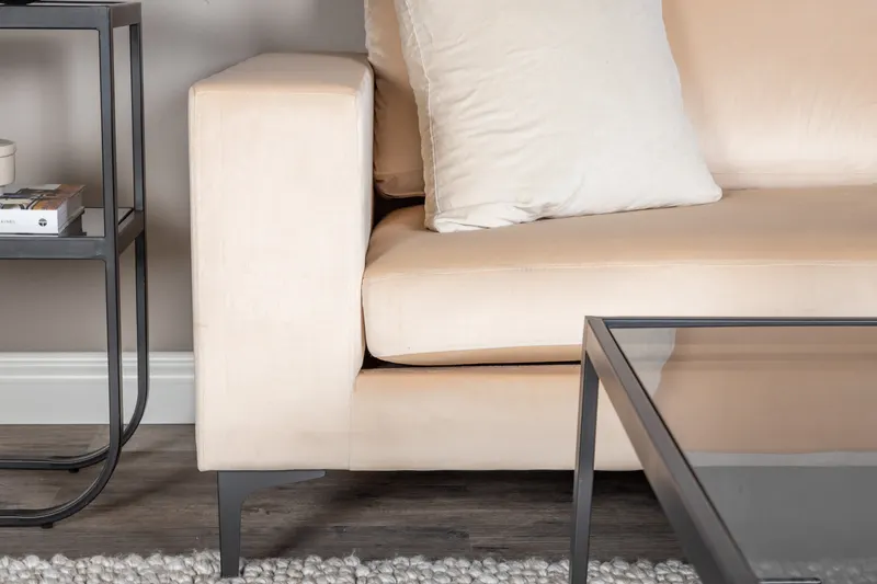 Bolero 3er Sofa mit breiten Armlehnen in Beige, Gestell Schwarz, Polyester-Samt, im Wohnraum, Ansicht 3