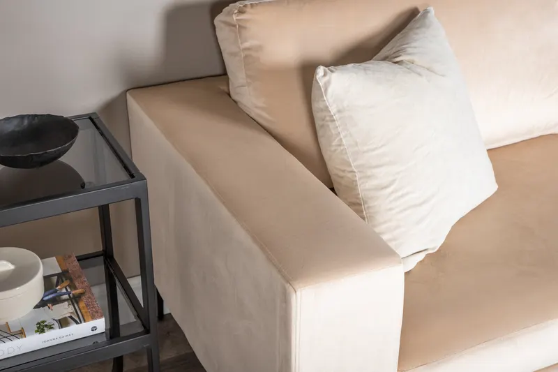 Bolero 3er Sofa mit breiten Armlehnen in Beige, Gestell Schwarz, Polyester-Samt, im Wohnraum, Ansicht 4