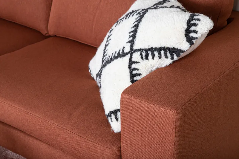 Bolero 3er Sofa mit breiten Armlehnen in Rot, Gestell Schwarz, Polyester, im Wohnraum, Ansicht 4