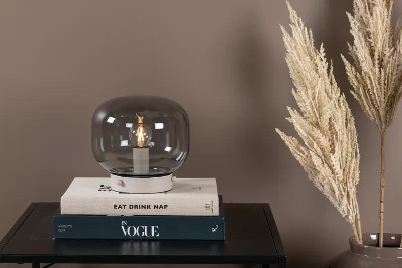 Bollonelie kleine Tischlampe mit rauchfarbenem Schirm in Beige, im Wohnraum, Ansicht 2