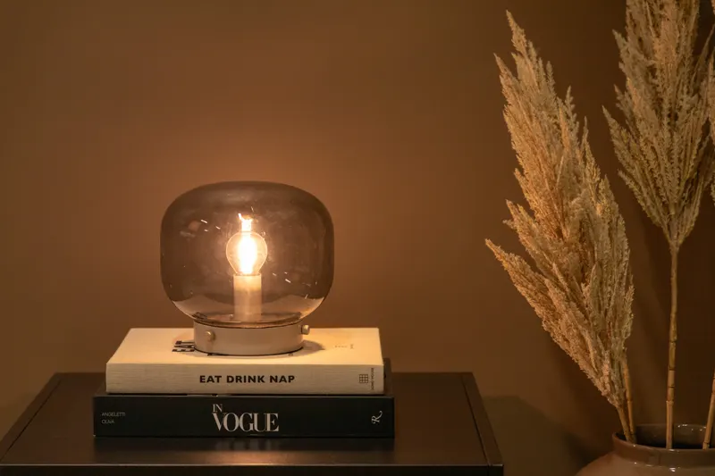 Bollonelie kleine Tischlampe mit rauchfarbenem Schirm in Beige, im Wohnraum, Ansicht 3