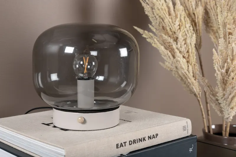 Bollonelie kleine Tischlampe mit rauchfarbenem Schirm in Beige, im Wohnraum, Ansicht 4