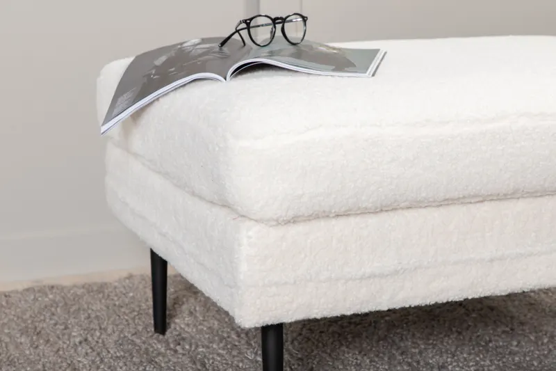 Boom eckiger Fußhocker mit Sitzkissen in Weiß, Gestell Schwarz, Polyester-Teddystoff, im Wohnraum, Ansicht 2