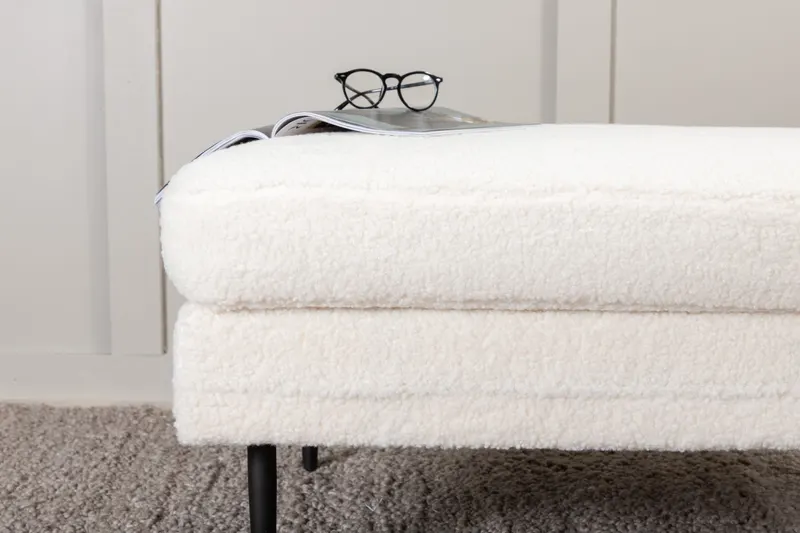 Boom eckiger Fußhocker mit Sitzkissen in Weiß, Gestell Schwarz, Polyester-Teddystoff, im Wohnraum, Ansicht 5