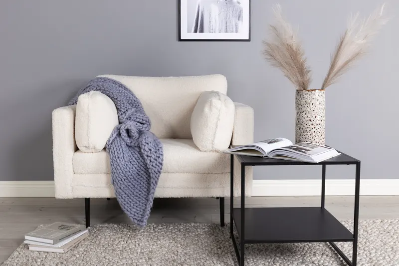 Boom Sessel mit schlanken Stahlbeinen in Weiß, Gestell Schwarz, Polyester-Teddystoff, im Wohnraum, Ansicht 1