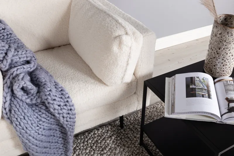 Boom Sessel mit schlanken Stahlbeinen in Weiß, Gestell Schwarz, Polyester-Teddystoff, im Wohnraum, Ansicht 2