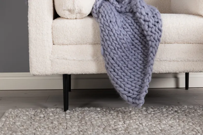 Boom Sessel mit schlanken Stahlbeinen in Weiß, Gestell Schwarz, Polyester-Teddystoff, im Wohnraum, Ansicht 3