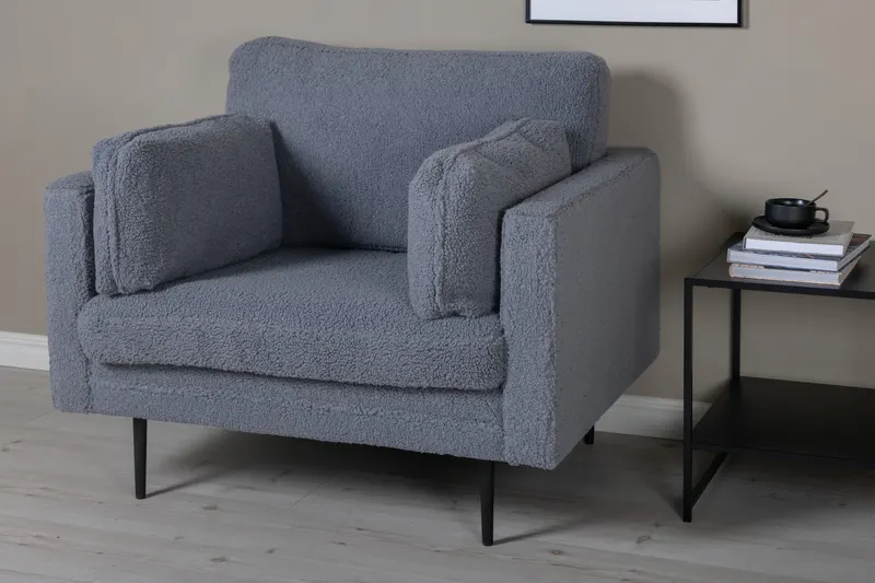 Boom Sessel mit schlanken Stahlbeinen in Dunkelgrau, Gestell Schwarz, Polyester-Teddystoff, im Wohnraum, Ansicht 2