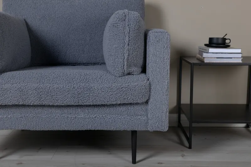 Boom Sessel mit schlanken Stahlbeinen in Dunkelgrau, Gestell Schwarz, Polyester-Teddystoff, im Wohnraum, Ansicht 4