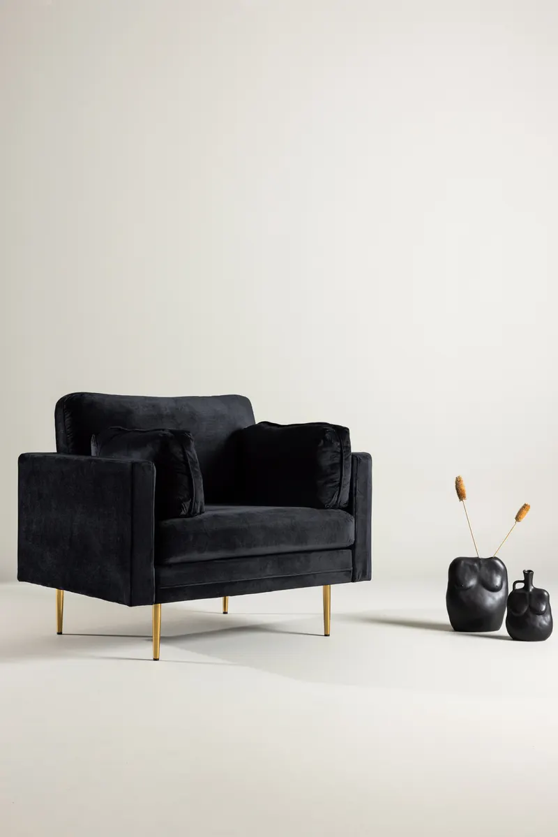 Boom Sessel mit schlanken Stahlbeinen in Schwarz, Gestell Gold, Polyester-Samt, im Wohnraum, Ansicht 1