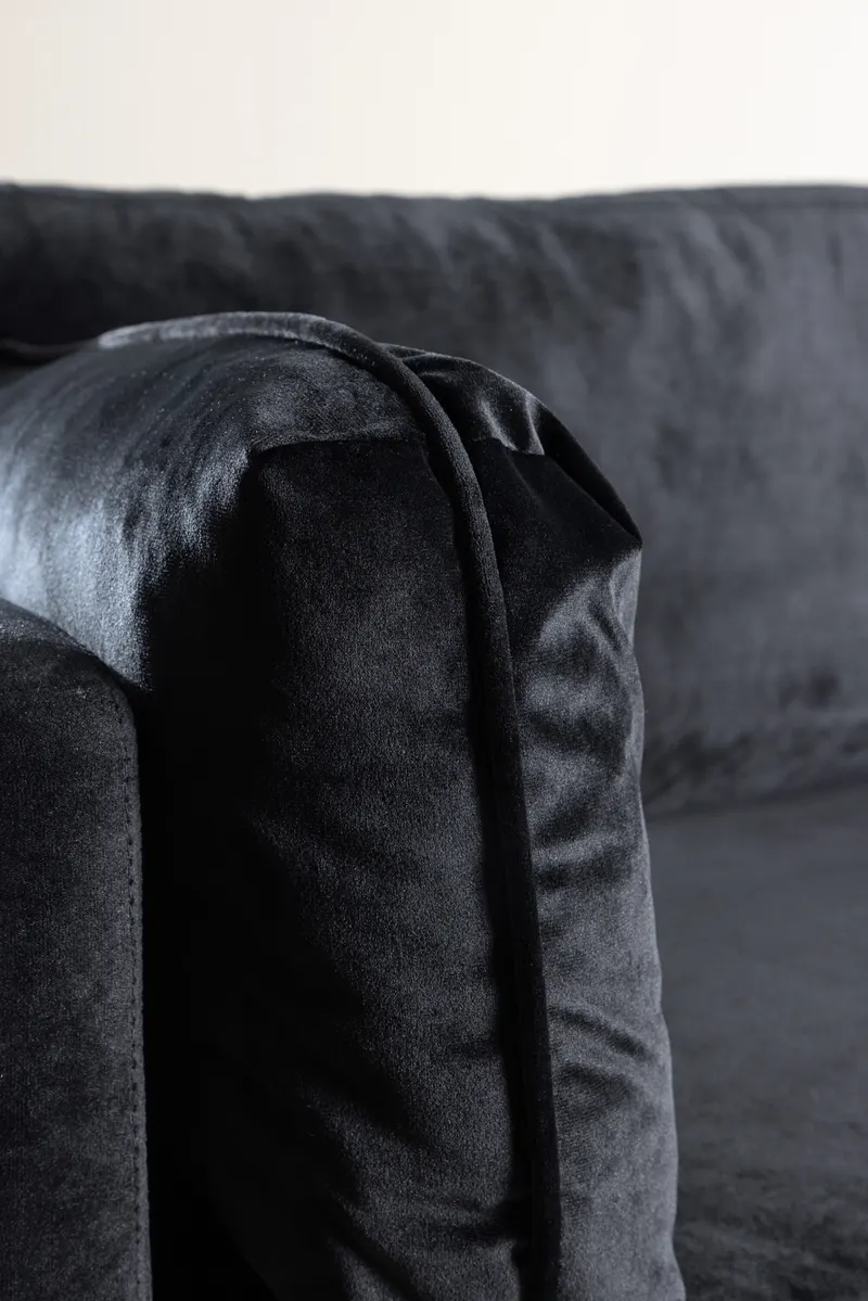 Boom Sessel mit schlanken Stahlbeinen in Schwarz, Gestell Gold, Polyester-Samt, im Wohnraum, Ansicht 4