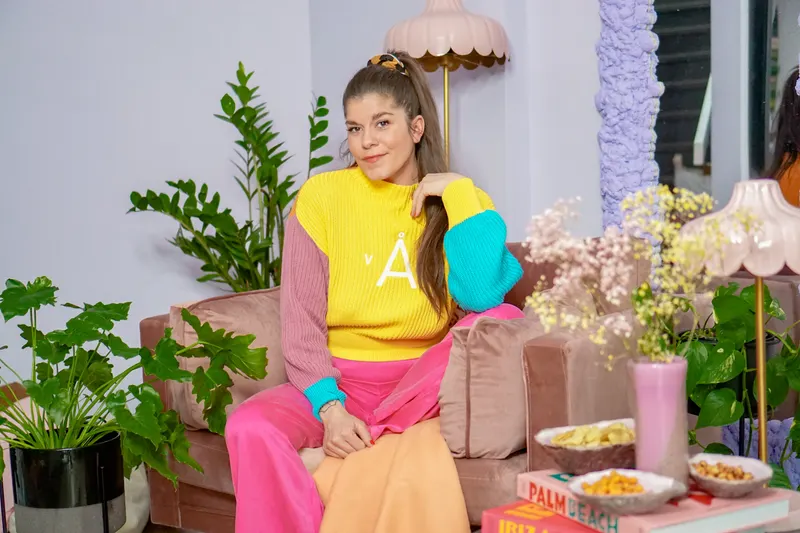 Boom Sessel mit schlanken Stahlbeinen in Rosa, Gestell Gold, Polyester-Samt, im Wohnraum, Ansicht 1