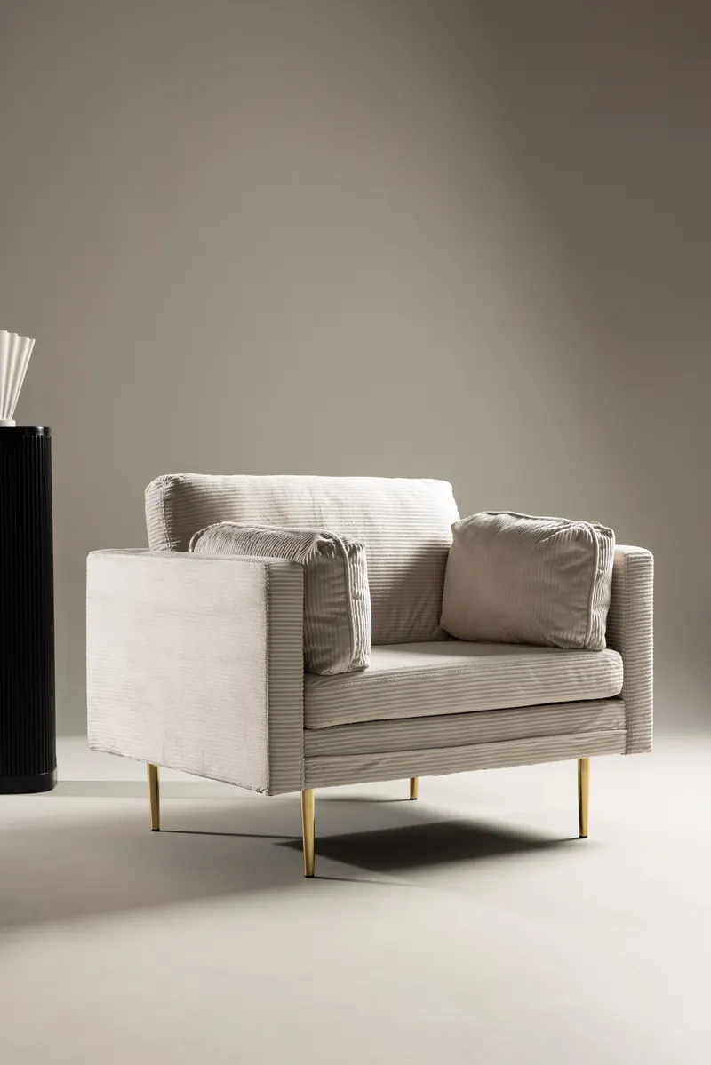 Boom Sessel mit schlanken Stahlbeinen in Hellbeige, Gestell Gold, Polyester-Cord, im Wohnraum, Ansicht 1