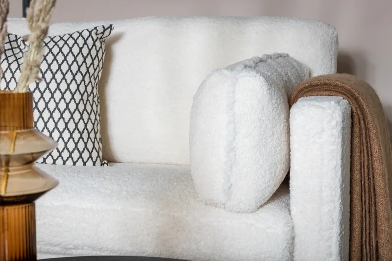Boom Sofa mit Stahlbeinen in Weiß, Gestell Schwarz, Polyester-Teddystoff, im Wohnraum, Ansicht 4