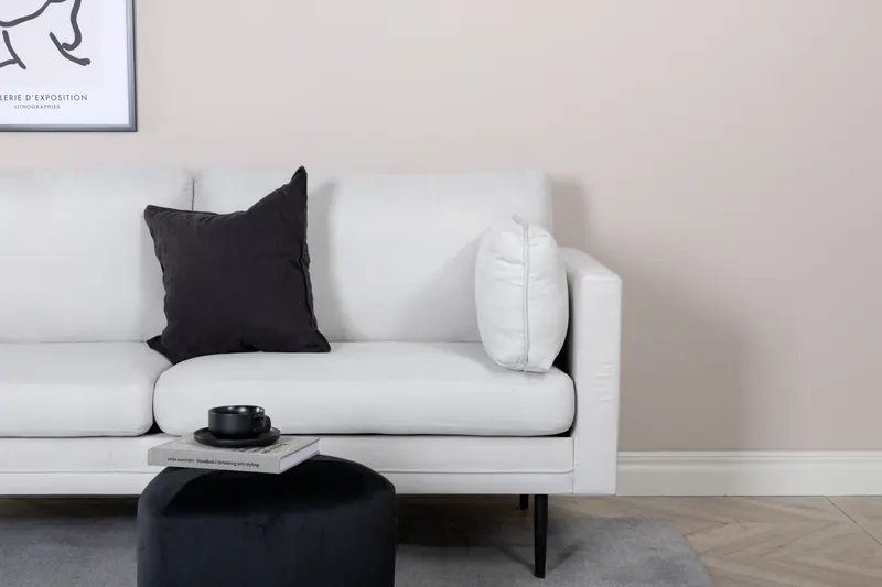 Boom Sofa mit Stahlbeinen in Hellbeige, Gestell Schwarz, Polyester, im Wohnraum, Ansicht 2