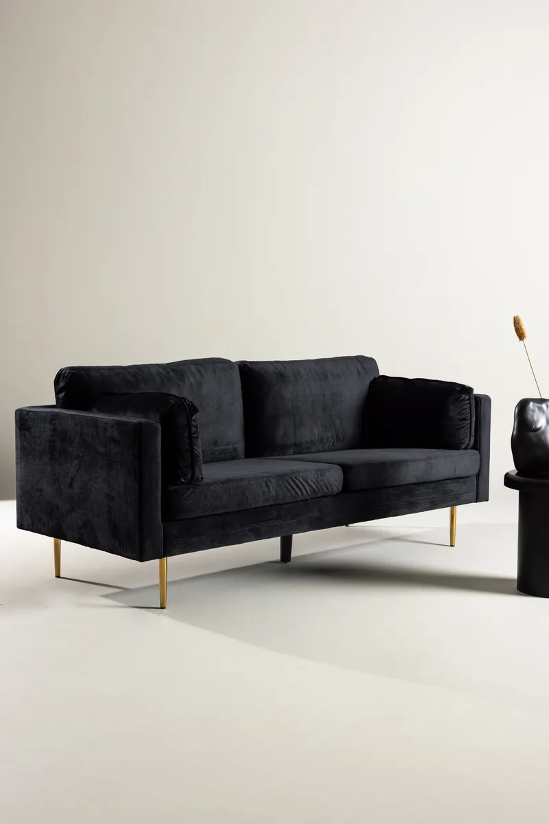 Boom Sofa mit Stahlbeinen in Schwarz, Gestell Gold, Polyester-Samt, im Wohnraum, Ansicht 1