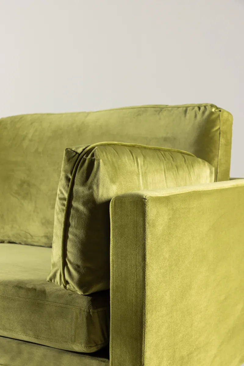 Boom Sofa mit Stahlbeinen in Grün, Gestell Gold, Polyester-Samt, im Wohnraum, Ansicht 2