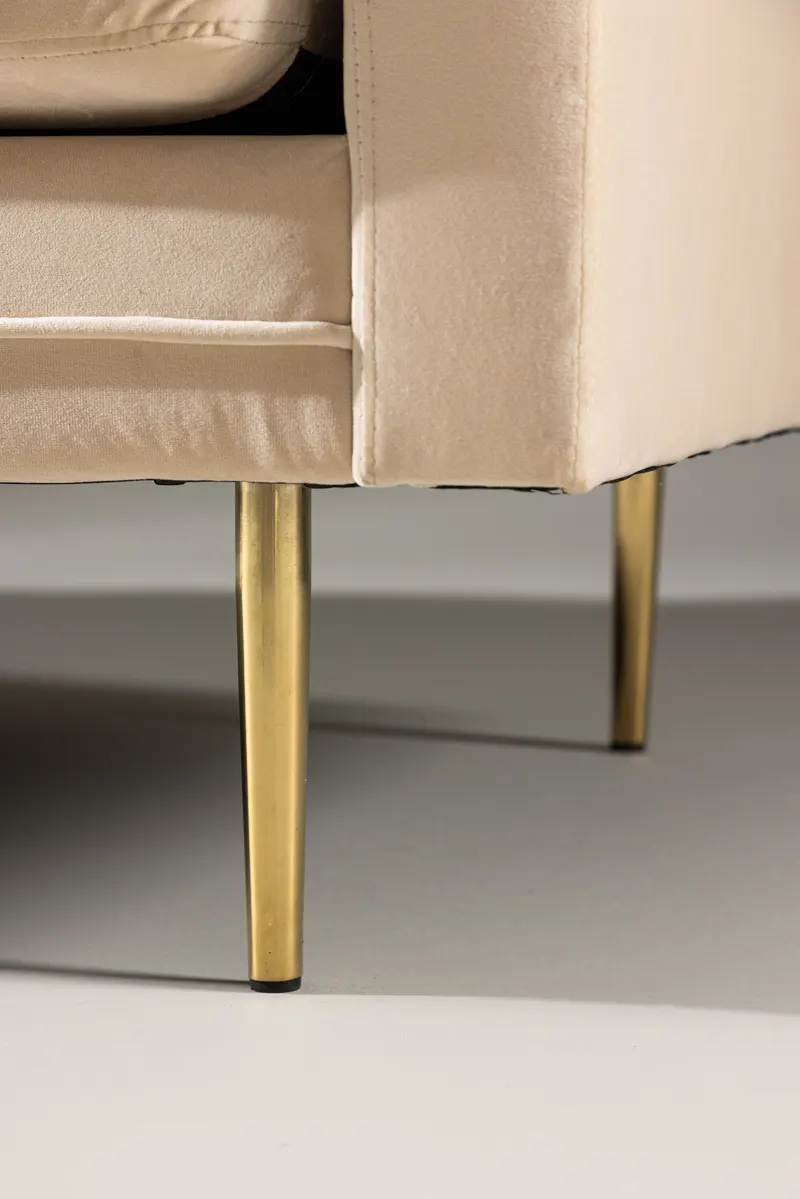 Boom Sofa mit Stahlbeinen in Beige, Gestell Gold, Polyester-Samt, im Wohnraum, Ansicht 3