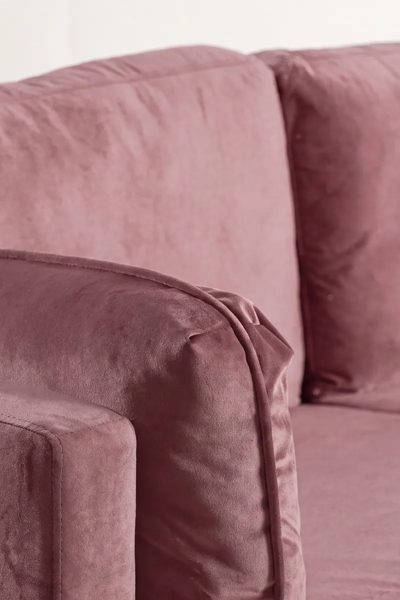 Boom Sofa mit Stahlbeinen in Altrosa, Gestell Gold, Polyester-Samt, im Wohnraum, Ansicht 3