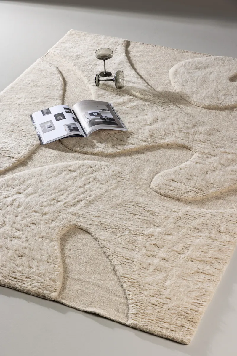 Boone Teppich aus Wolle und Baumwolle mit geschwungenem Muster in 230 × 160 cm, im Wohnraum, Ansicht 1