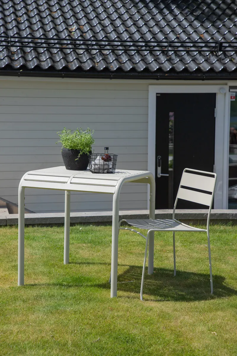 Borneo quadratischer Balkontisch aus Aluminium, im Wohnraum, Ansicht 2