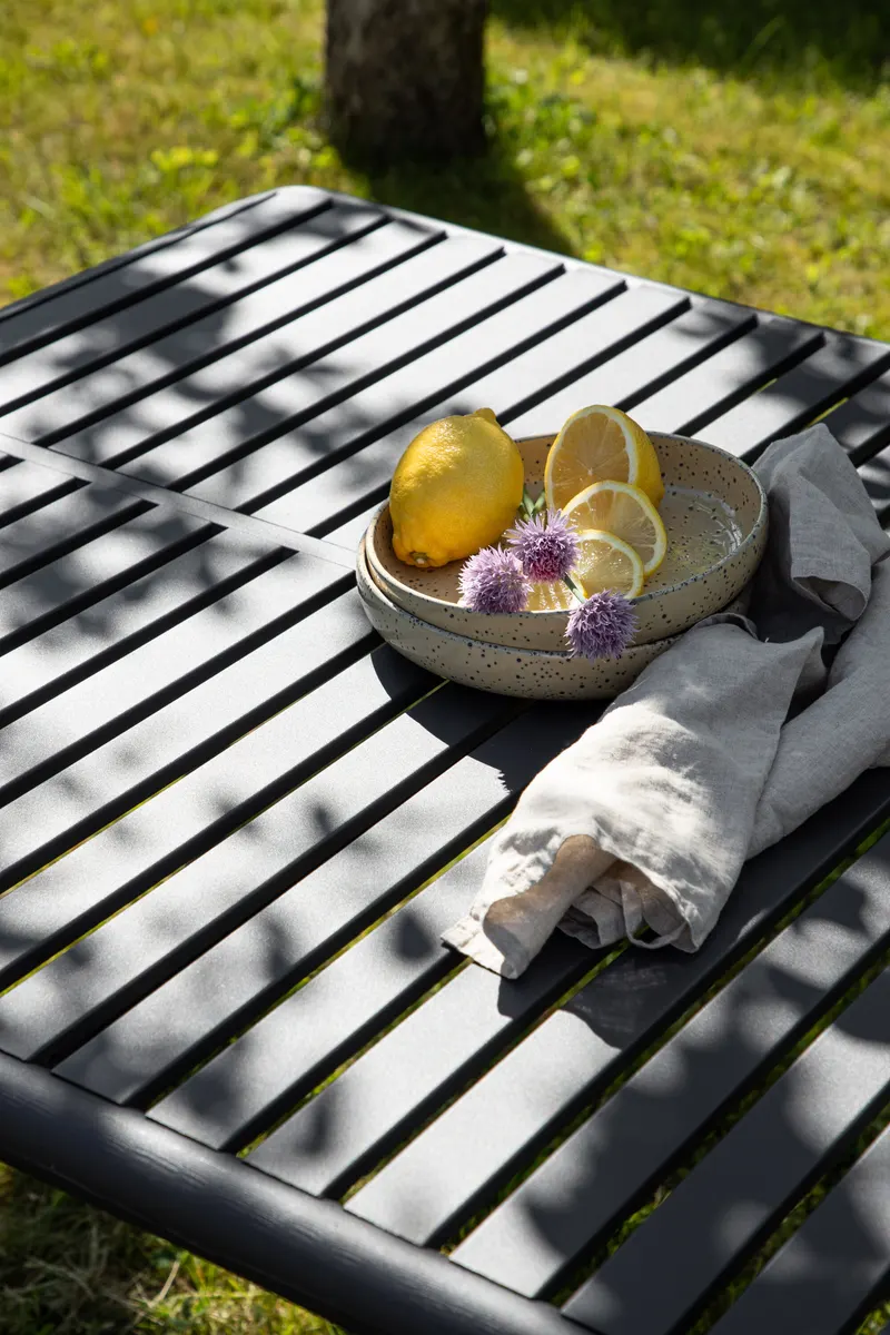 Borneo Gartentisch aus Aluminium mit gerillter Platte in Schwarz, im Wohnraum, Ansicht 4