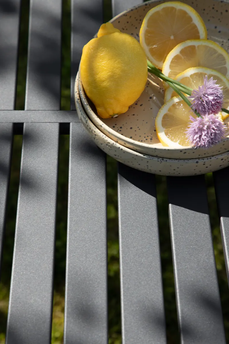 Borneo Gartentisch aus Aluminium mit gerillter Platte in Schwarz, im Wohnraum, Ansicht 5