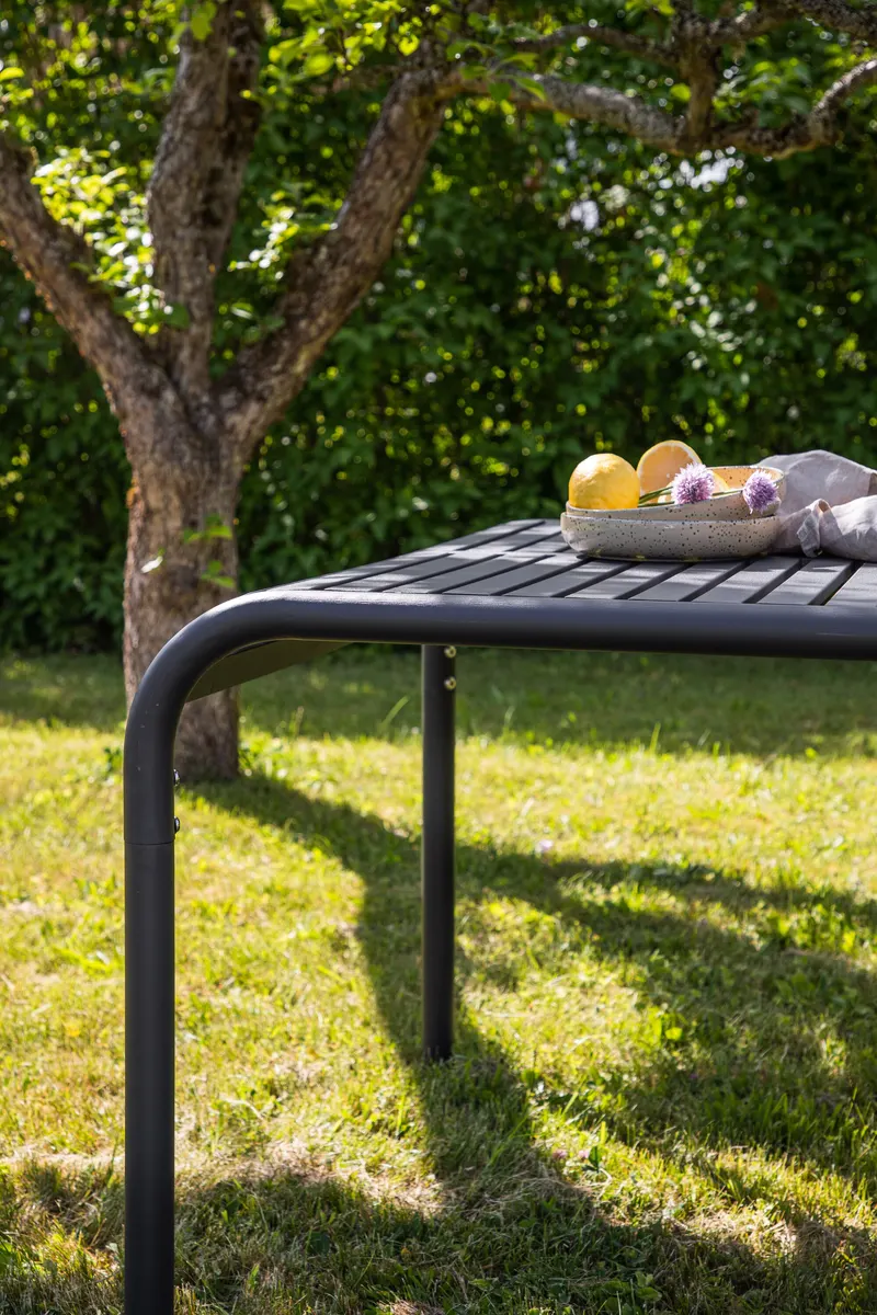 Borneo Gartentisch aus Aluminium mit gerillter Platte in Schwarz, im Wohnraum, Ansicht 6