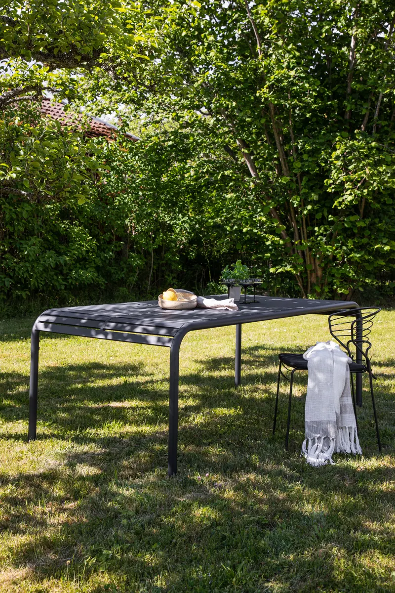 Borneo Gartentisch aus Aluminium mit gerillter Platte in Schwarz, im Wohnraum, Ansicht 1