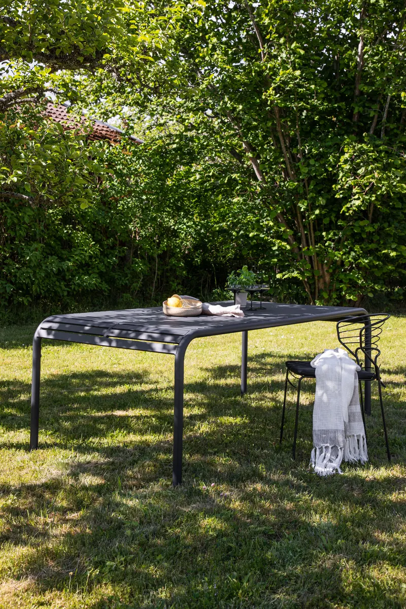 Borneo Gartentisch aus Aluminium mit gerillter Platte in Schwarz, im Wohnraum, Ansicht 2