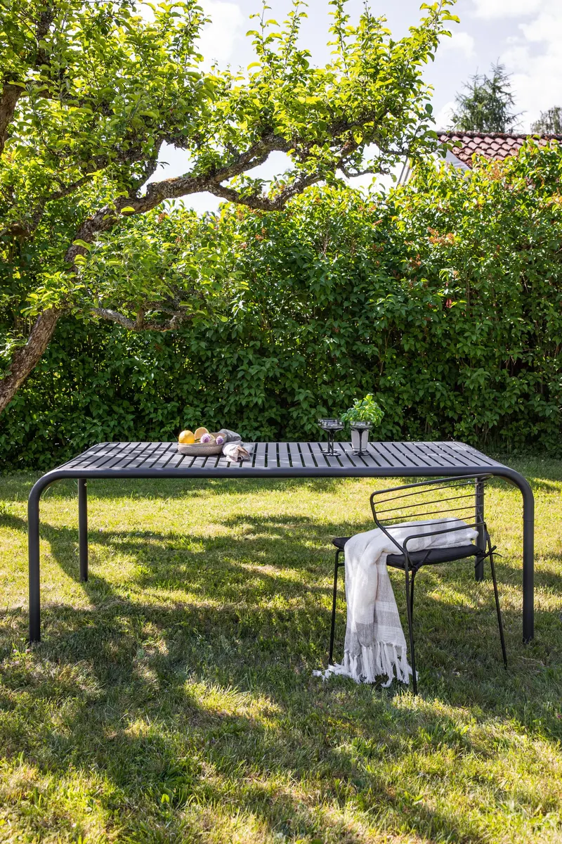 Borneo Gartentisch aus Aluminium mit gerillter Platte in Schwarz, im Wohnraum, Ansicht 3