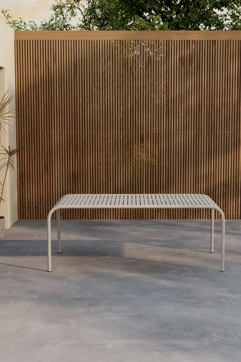 Borneo Gartentisch aus Aluminium mit gerillter Platte in Beige, im Wohnraum, Ansicht 1