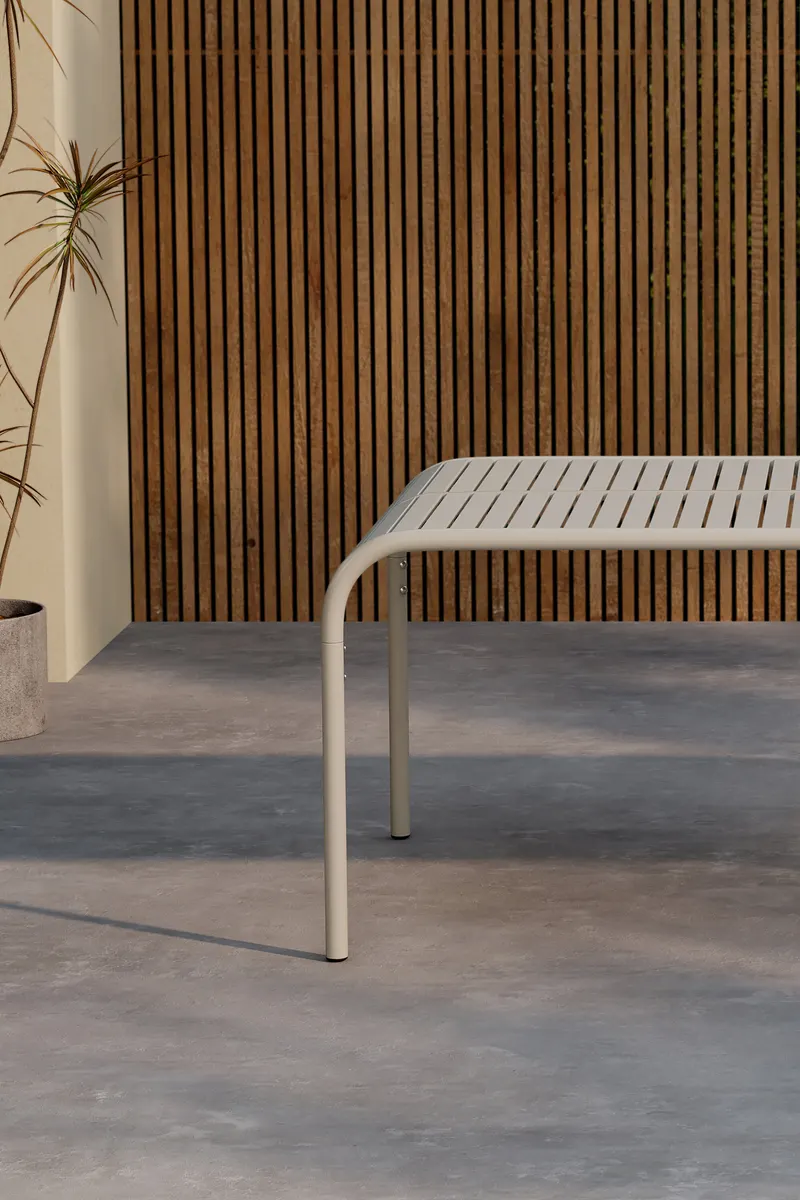 Borneo Gartentisch aus Aluminium mit gerillter Platte in Beige, im Wohnraum, Ansicht 2