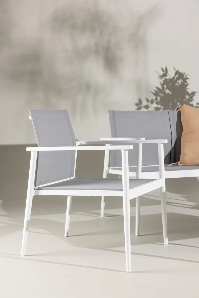 Break Gartenlounge mit Sofa, Sesseln und Glastisch in Table: H:45 L:90 W:60 Chair: D:63 H:81 W:59 Sofa: D:63 H:81 W:135 cm, Weiß, im Wohnraum, Ansicht 5