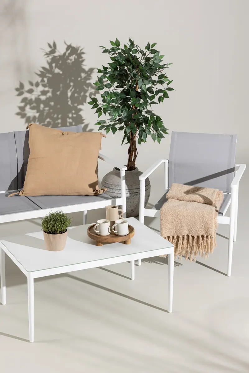 Break Gartenlounge mit Sofa, Sesseln und Glastisch in Table: H:45 L:90 W:60 Chair: D:63 H:81 W:59 Sofa: D:63 H:81 W:135 cm, Weiß, im Wohnraum, Ansicht 2