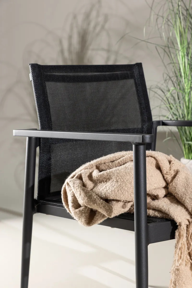 Break Gartenlounge mit Sofa, Sesseln und Glastisch in Table: H:43 L:90 W:55 Chair: D:58 H:81 W:65 Sofa: D:65 H:81 W:105 cm, Schwarz, im Wohnraum, Ansicht 5