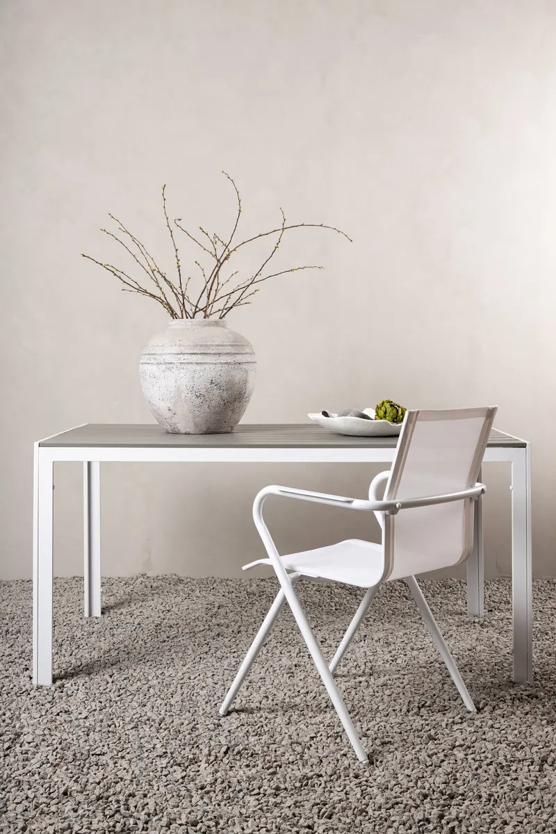 Break rechteckiger Gartentisch mit Aintwood-Platte in 150 × 90 cm, Grau, Gestell Weiß, im Wohnraum, Ansicht 1