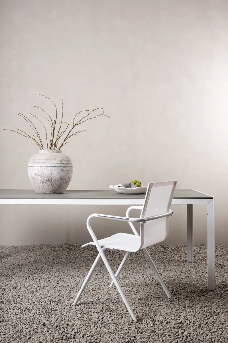 Break rechteckiger Gartentisch mit Aintwood-Platte in 205 × 90 cm, Grau, Gestell Weiß, im Wohnraum, Ansicht 1
