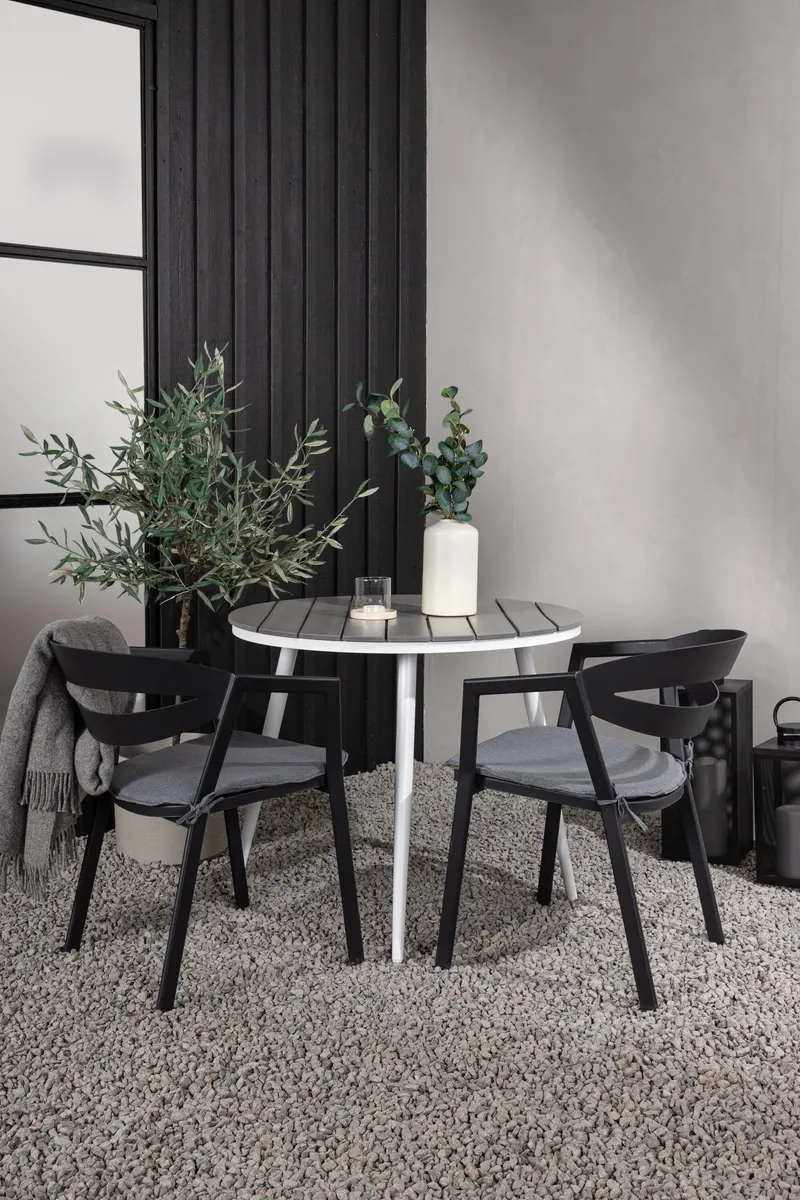 Break & Slit Gartenmöbel-Set mit rundem Tisch und 2 Armlehnstühlen, im Wohnraum, Ansicht 1