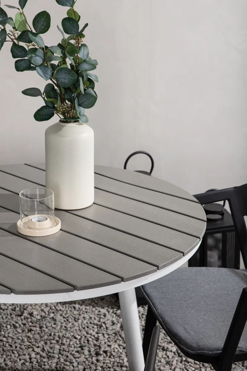 Break & Slit Gartenmöbel-Set mit rundem Tisch und 2 Armlehnstühlen, im Wohnraum, Ansicht 2