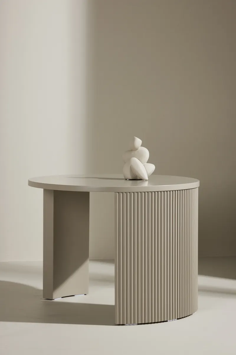 Bristol runder Couchtisch Ø 60 cm mit gerillten Bogenwangen in Beige, im Wohnraum, Ansicht 1