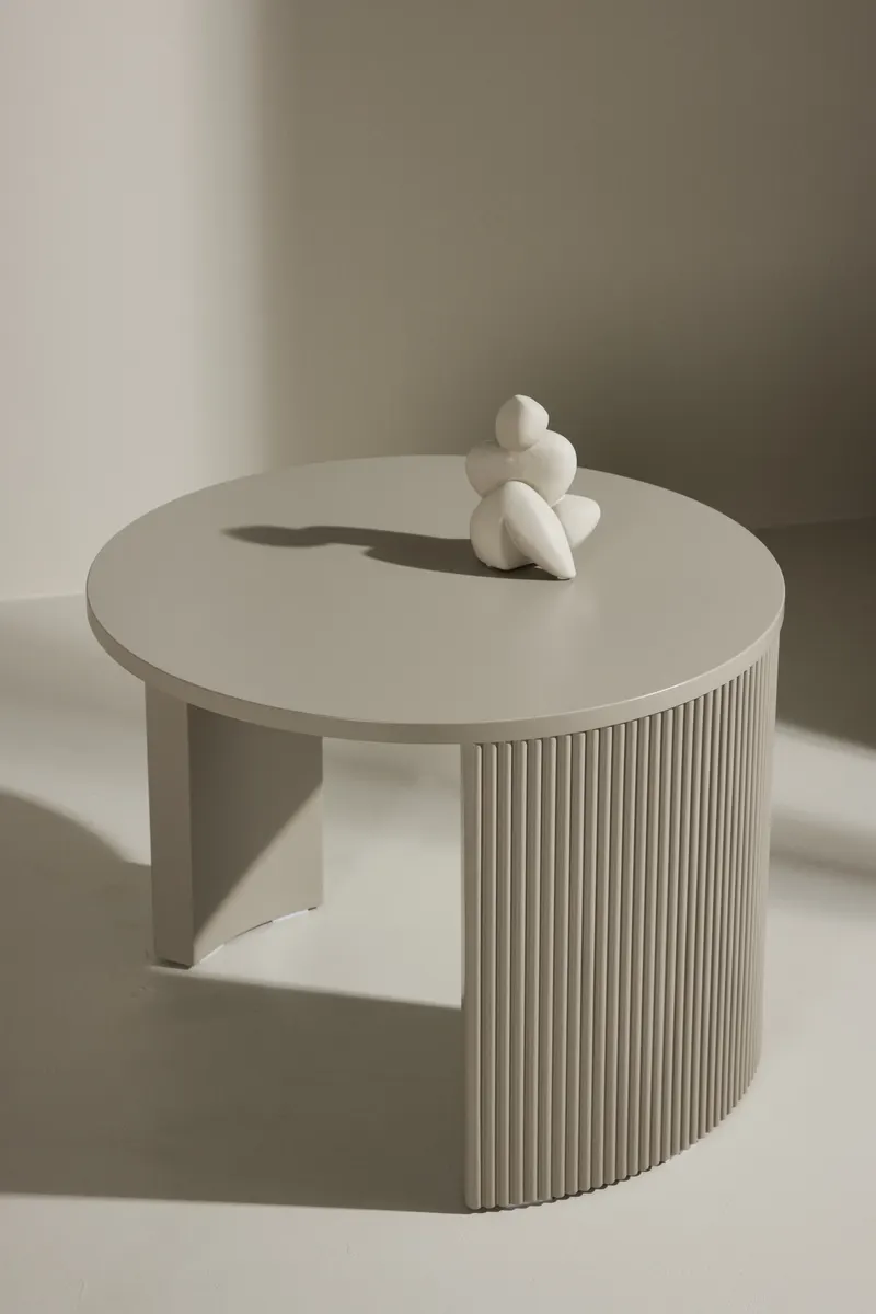 Bristol runder Couchtisch Ø 60 cm mit gerillten Bogenwangen in Beige, im Wohnraum, Ansicht 2