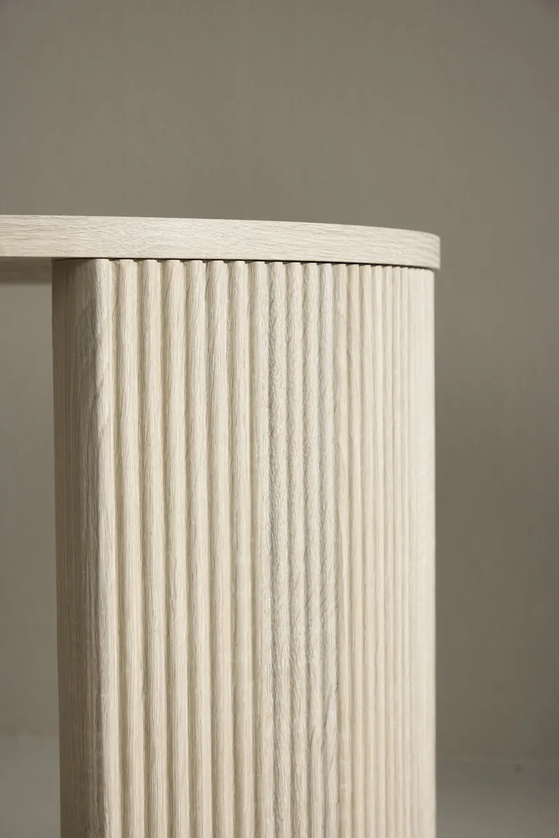 Bristol runder Couchtisch Ø 60 cm mit gerillten Bogenwangen in Whitewash, im Wohnraum, Ansicht 5